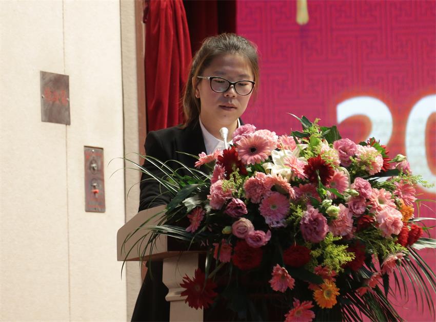 集團(tuán)執(zhí)行總裁、江蘇南佛園林公司總經(jīng)理石偉偉同志宣讀人事任免決定